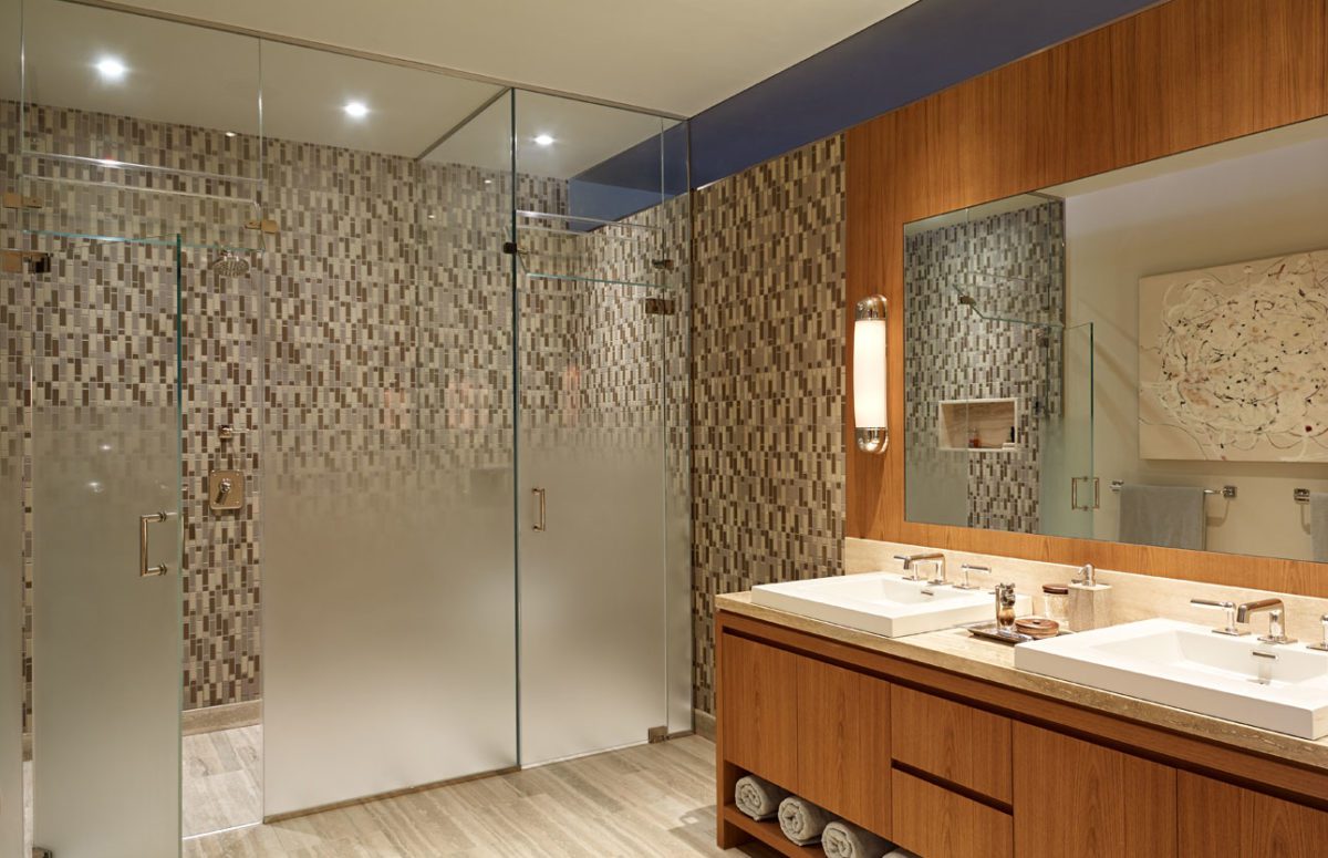 Bathroom with Shower Cabins with Opaque Glass