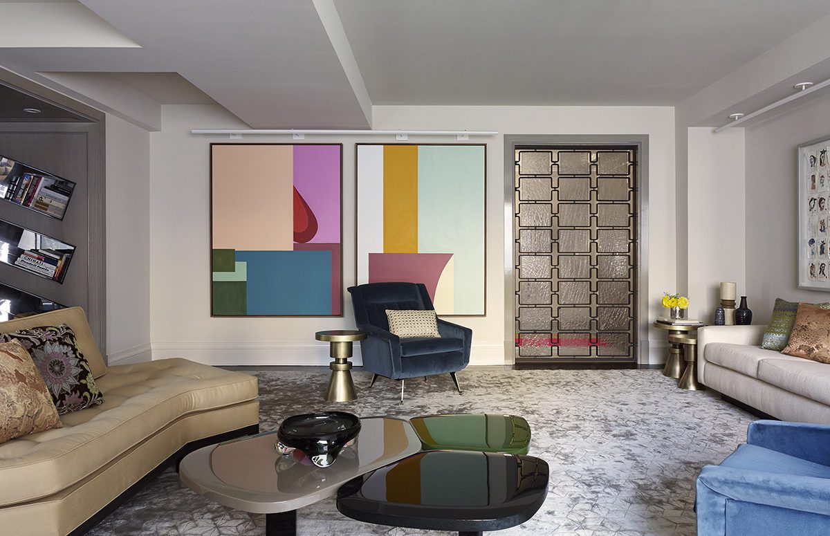 Madison Avenue | Livingroom with cozy Beige Sofa, Two Armchairs in Blue and Dark Blue and a Tricolored Table