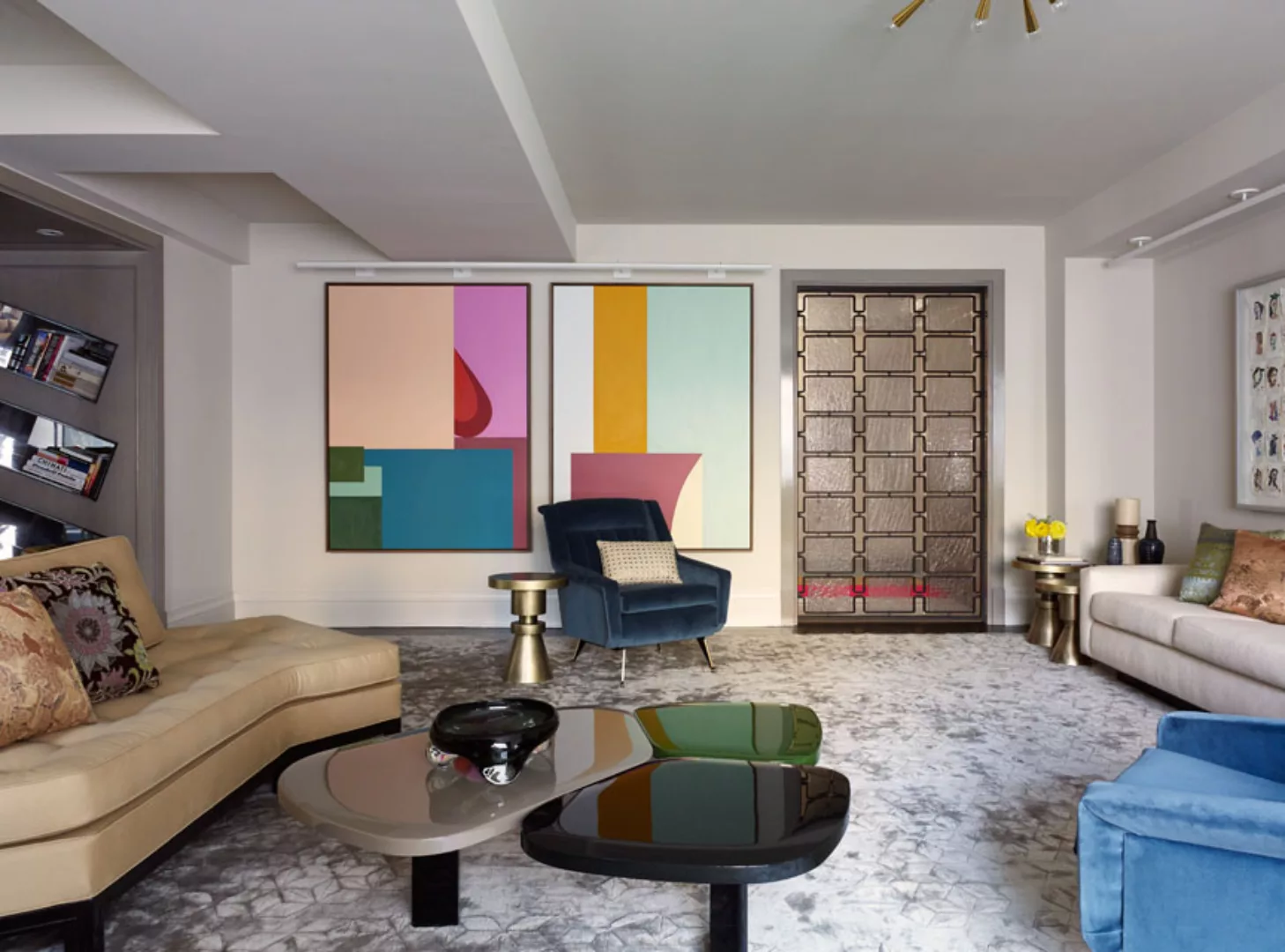 Madison Avenue | Livingroom with cozy Beige Sofa, Two Armchairs in Blue and Dark Blue and a Tricolored Table