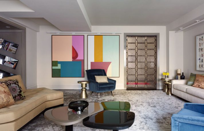 Madison Avenue | Livingroom with cozy Beige Sofa, Two Armchairs in Blue and Dark Blue and a Tricolored Table